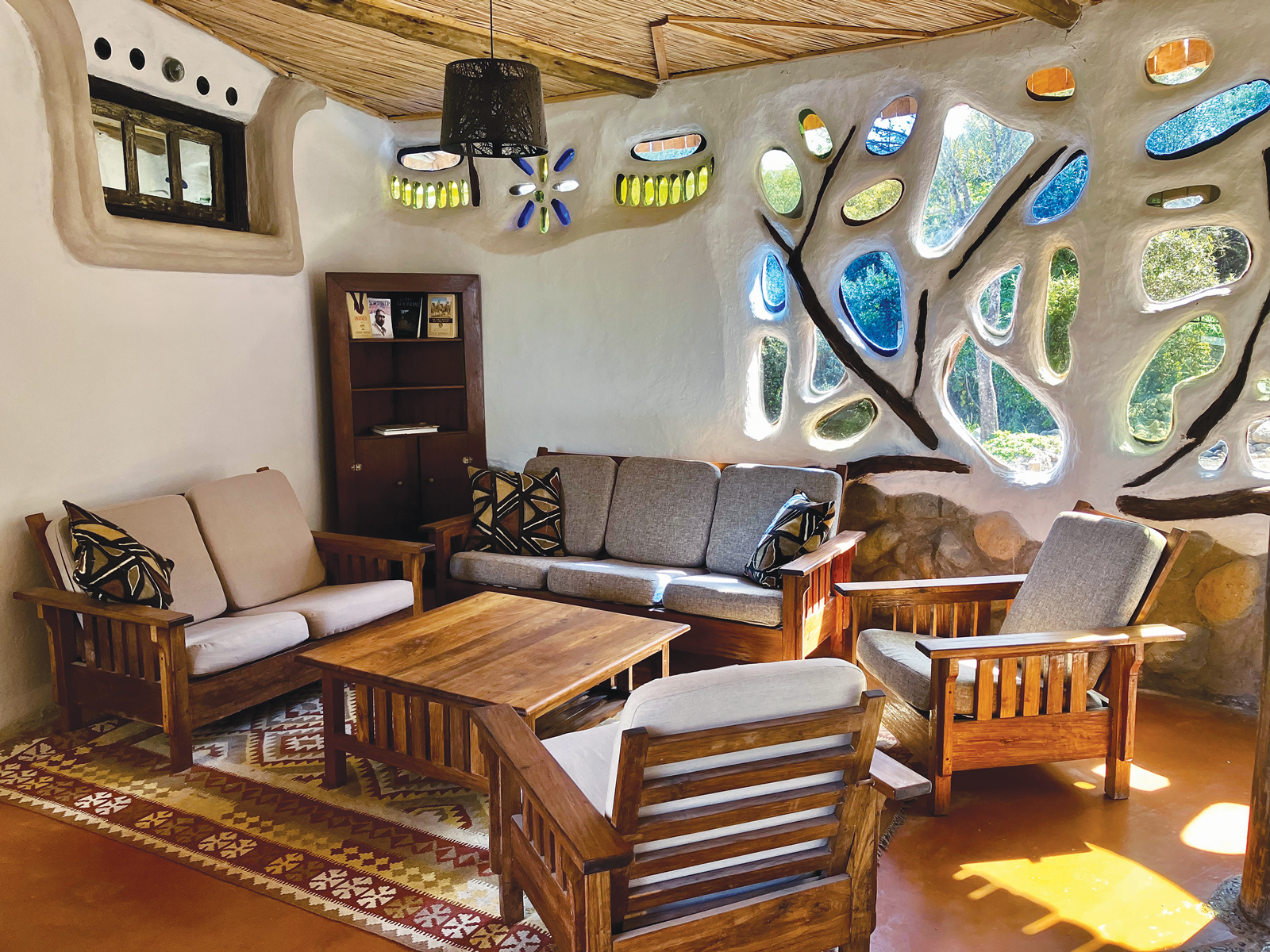 How to Build A Plastic Bottle House with Cob – Mother Earth News, image size:1600x1200